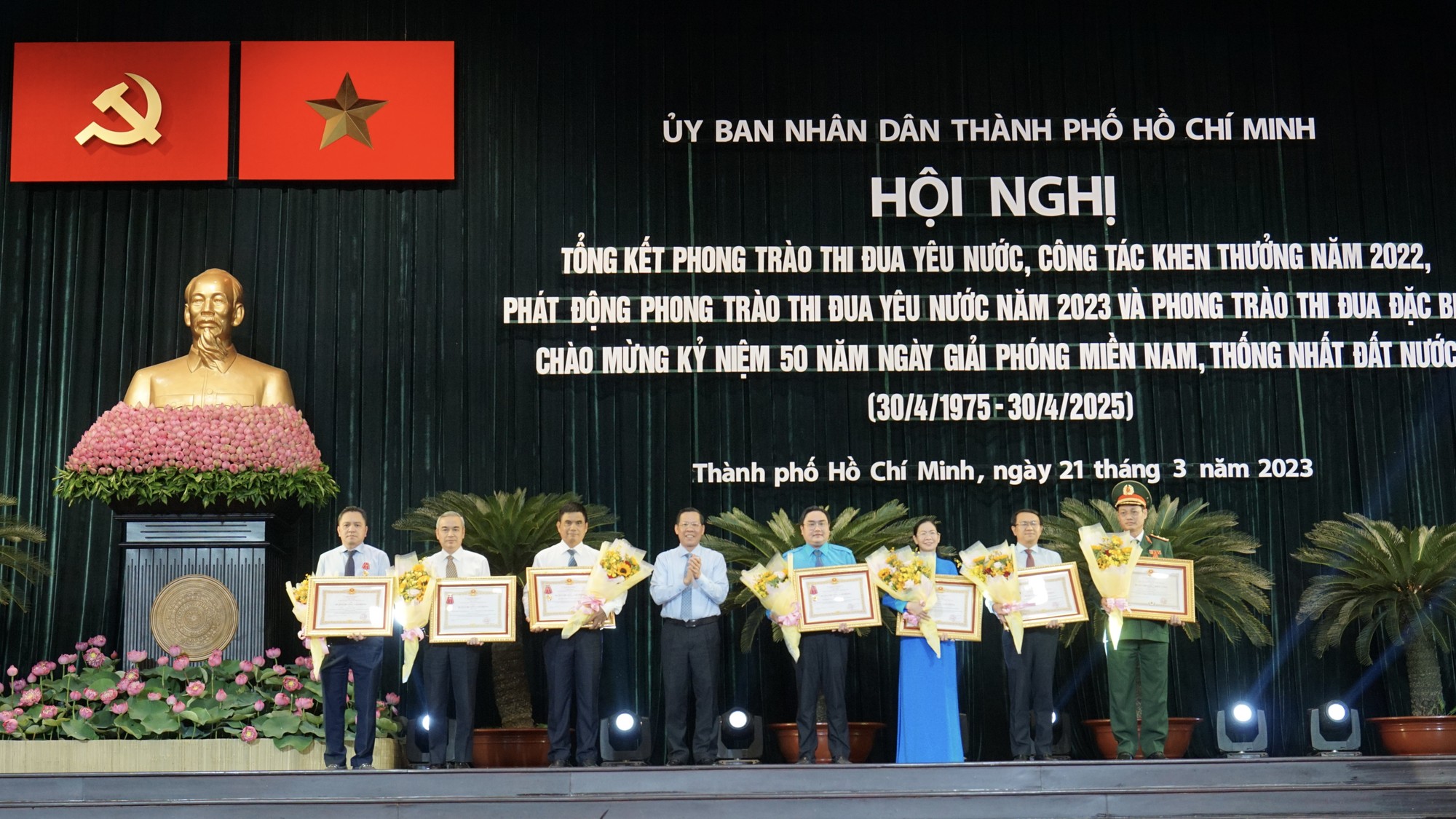 Chủ tịch UBND TP. Hồ Chí Minh Phan Văn Mãi trao Huân chương Lao động hạng Nhì, Ba cho các tập thể, cá nhân (Ảnh: Hoàng Hùng).